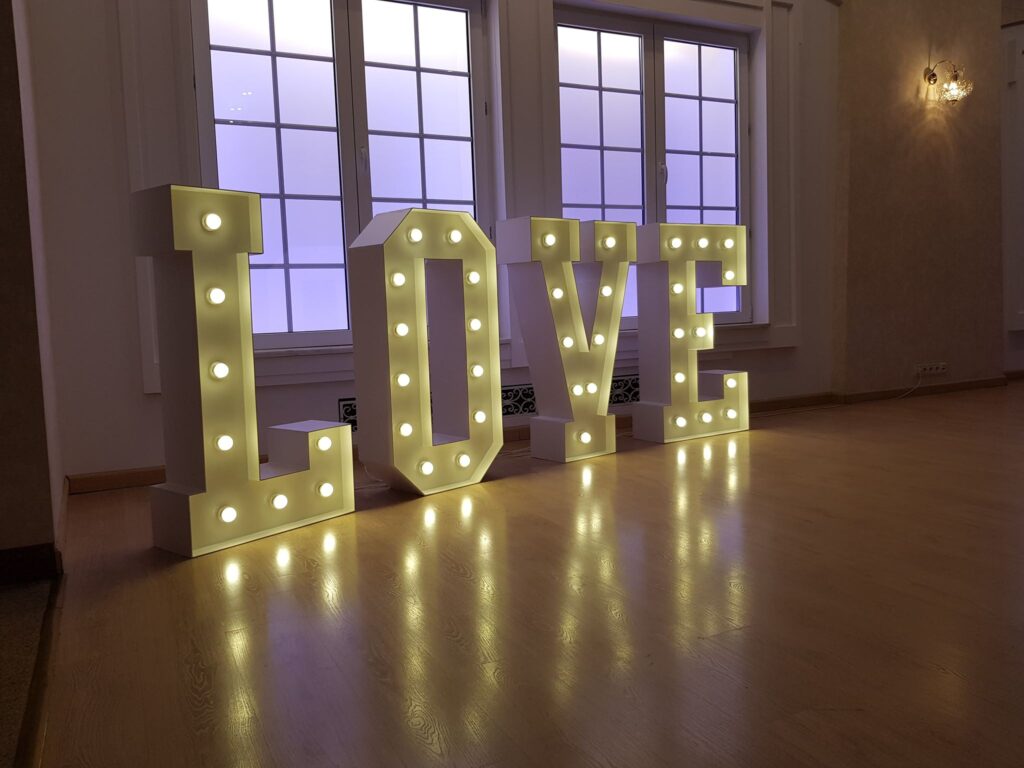 świecący napis love, dekoracja sali weselnej