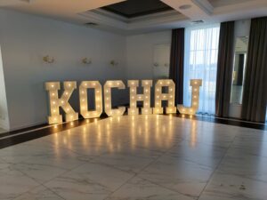 napis kochaj na wesele