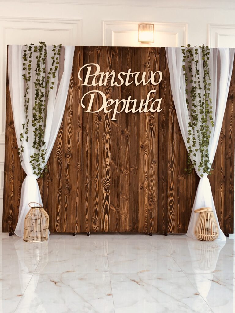 drewniana ścianka na wesele  w stylu boho, rustykalnym