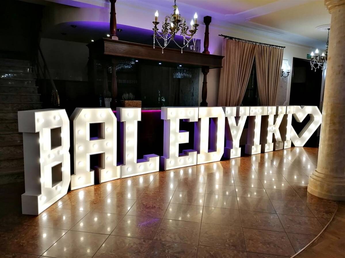 świecący napis bal