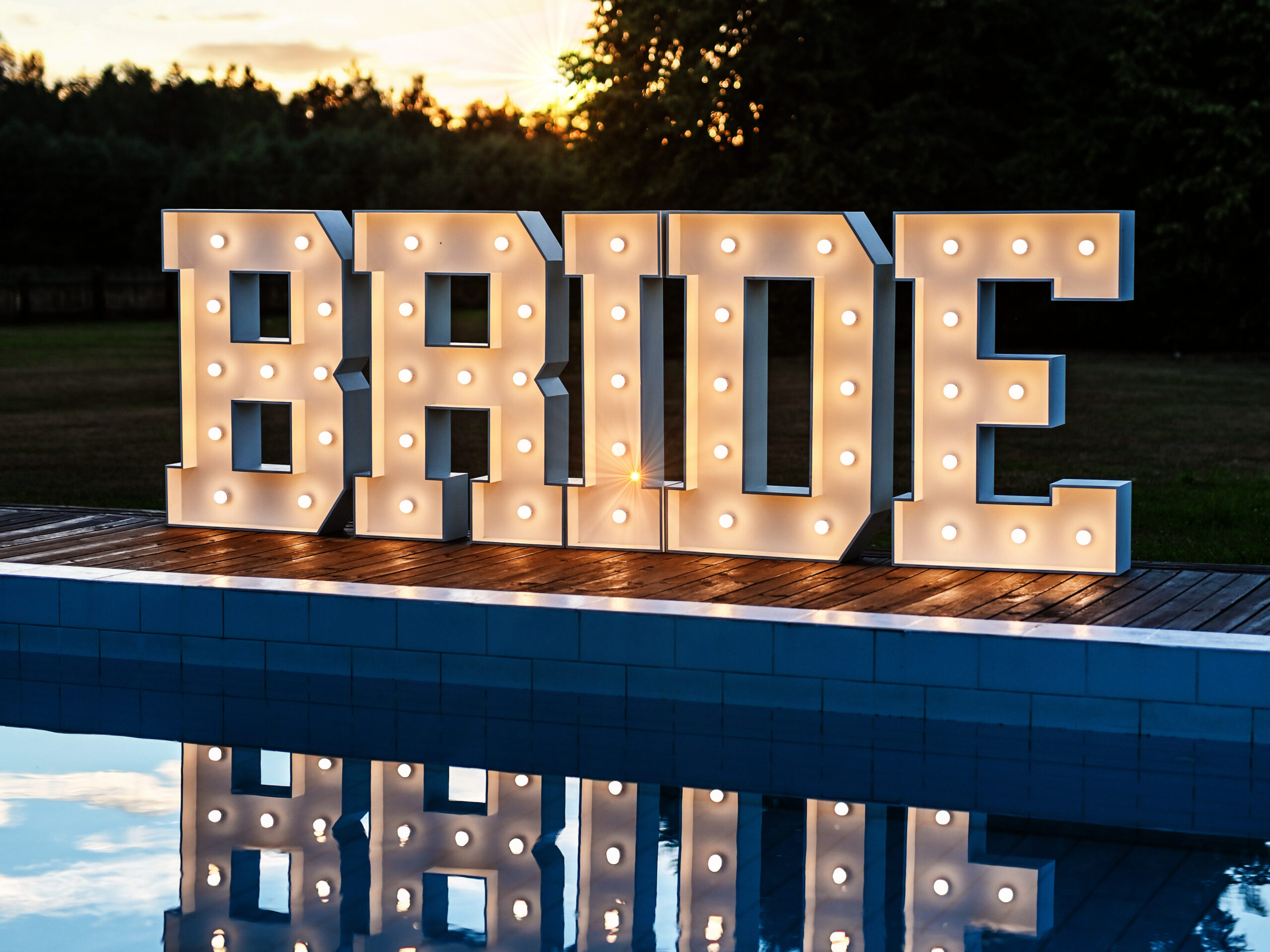 świecący napis bride jako dekoracja na wieczór panieński