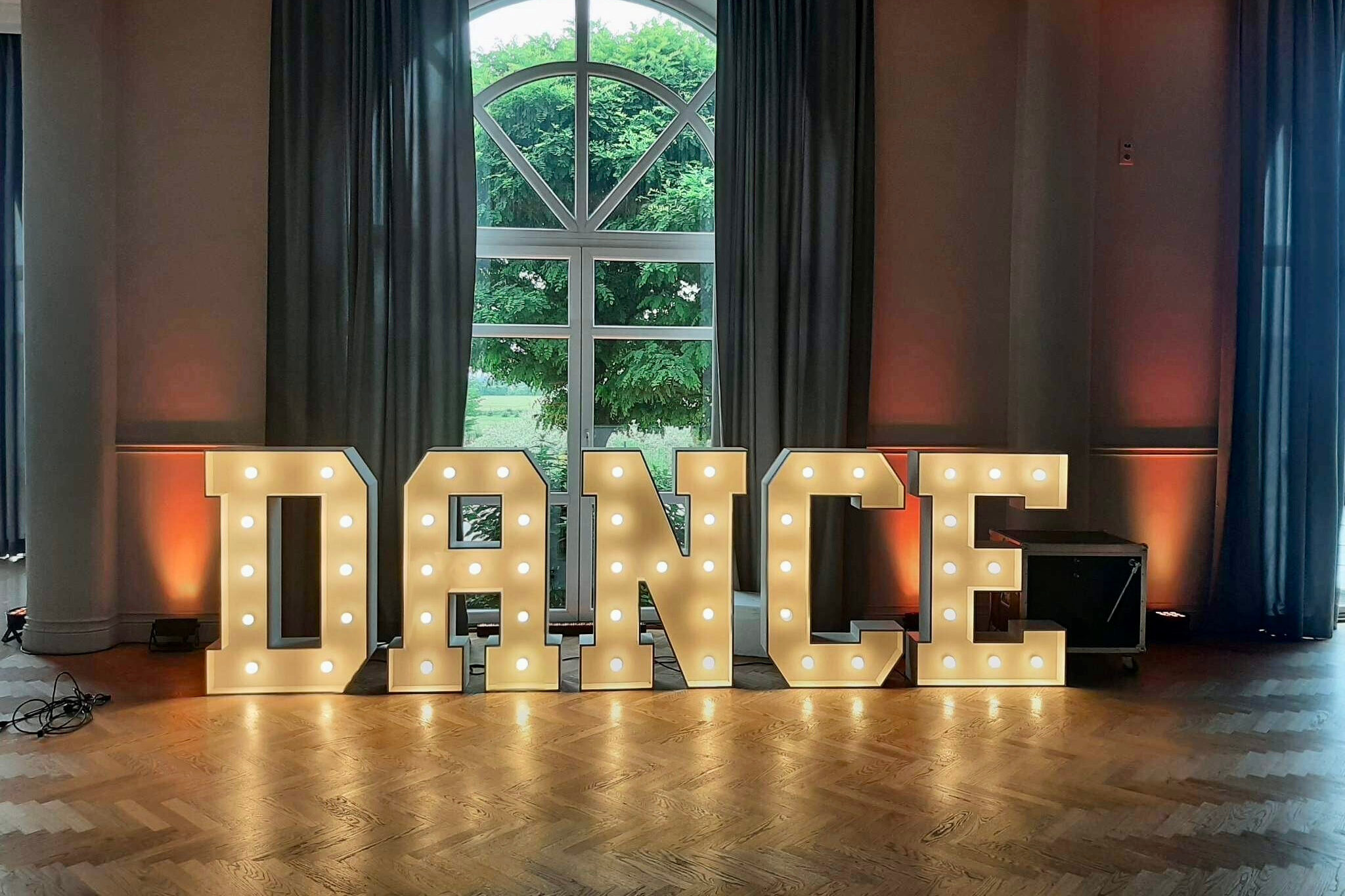 podswietlany napis dance