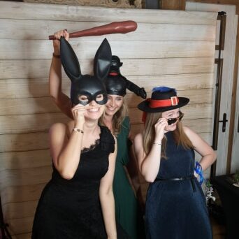 fotobudka Płock – goście robią zdjęcia