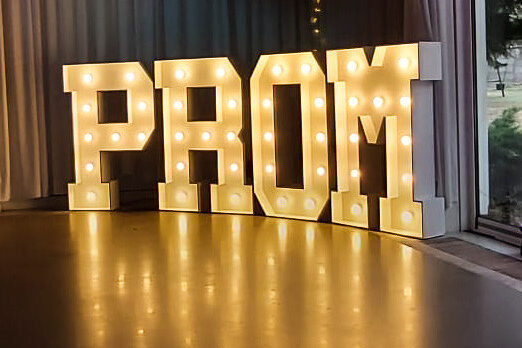 świecący napis prom wynajem na studniowke